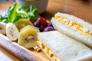 卵のサンドイッチのある朝食