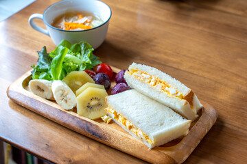 卵のサンドイッチのある朝食