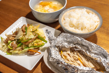 野菜炒めと鮭のホイル焼き