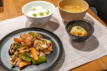 豚肉と野菜の炒め物定食