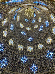 Naklejka premium árbol de navidad con iluminación navideña por dentro sevilla IMG_4522-as24