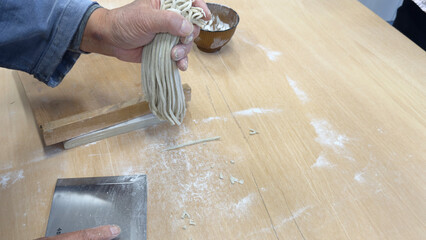 蕎麦打ち教室　そば切り包丁で蕎麦切り