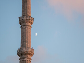 Detalle de alminar en mezquita árabe y luna