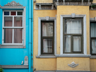 Detalle de ventanas de casas y viviendas de colores