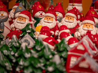 Decoración navideña con casas, árboles de navidad y muñecos de nieve