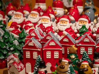 Decoración navideña con casas, árboles de navidad y muñecos de nieve