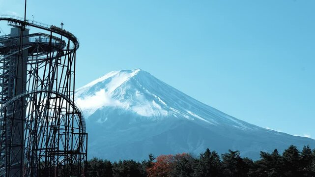 山梨県富士吉田市にある富士急ハイランド遊園地と冬の富士山