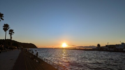 Obraz premium sunset on the beach with Enoshima island