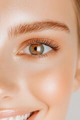 Obraz premium A close-up of a woman's eye, showcasing a natural smile, clear skin, and healthy lashes, highlighting beauty and radiant features.