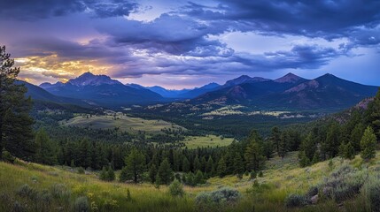 Fototapeta premium A mountain range with a cloudy sky in the background