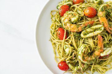 Spaghetti with seafood in homemade pesto sauce