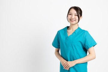 手術着を着た女性の医者