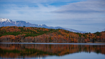 紅葉と雪の北アルプス　青木湖　長野県大町市