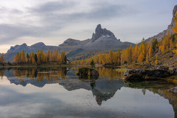 Obraz premium Stunning landscape of Federa lake in autumn, Dolomite Italy.