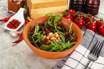 White canned beans with arugula and dry tomatoes