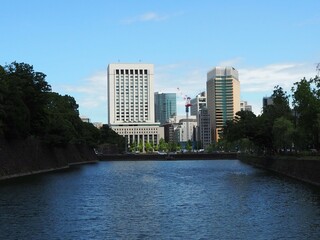 皇居の濠とビル