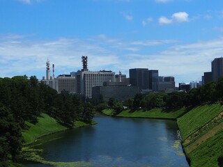 皇居の濠とビル
