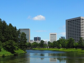 皇居の濠とビル