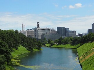 皇居の濠とビル