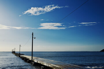 Fototapeta premium 海の向こうに繋がる橋