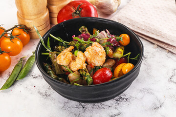 Gourmet salad with prawn and asparagus