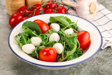 Salad with mozzarella and arugula