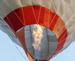 Fototapeta premium A hot air balloon with a flame shooting out of it