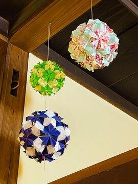 くす玉(折り紙)三つ