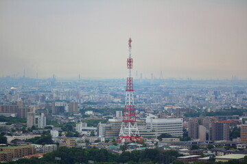 力強くそびえるタワー