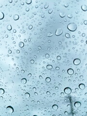 不規則な形の水滴