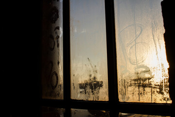Morgenrot durch schwitzende Fenster. Dunst in Hamburg