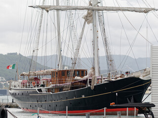 Obraz premium a tall ship moored in la spezia