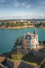 belle et grande maison sur une falaise avec vue sur la mer, la villa des roches brunes face a la...