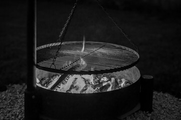 Rozpalony grill ogrodowy. Klimatyczne nocne zdjęcie  © Paweł Kacperek