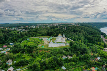 Fototapeta premium The Klyazma River and Gorokhovets lie peacefully in lush hills, creating a majestic landscape.