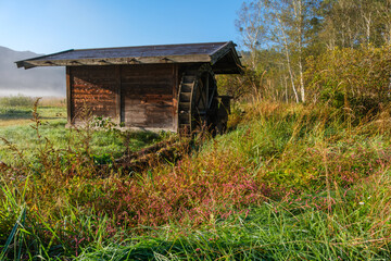 水車小屋と霧