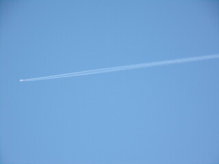 trace blanche d'un avion dans le ciel bleu