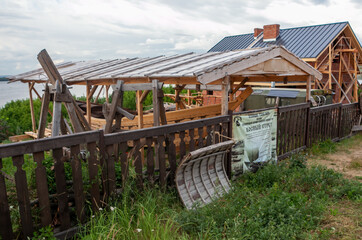 A rustic wooden building takes shape near the riverbanks of Sviyazhsk, showcasing local craftsmanship and charm.