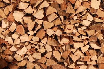 geschittenes Brennholz gestapelt