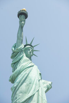 statue sur fond uni bleu clair, la Statue de la libert&eacute; &agrave; New York, etats unis d'amerique, photo de couverture en format verticale