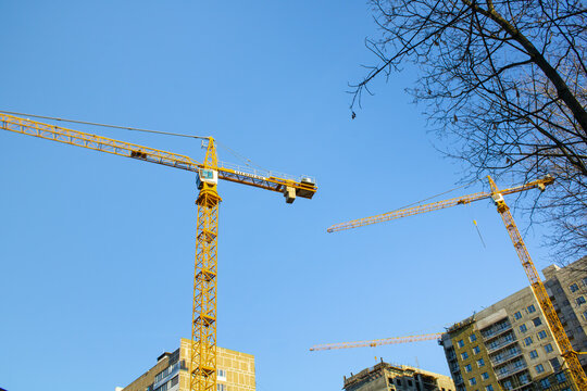 The LIEBHERR tower crane is ready to transport cargo. With the help of lifting liquid cement for pouring walls, the readiness of the monolithic residential building has reached high levels.