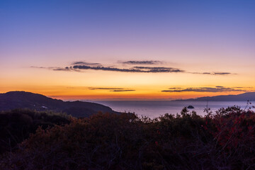 日本の岡山県瀬戸内市のとても美しい朝の海