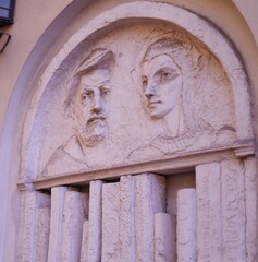 Face of a man and a woman in a wall