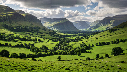 Obraz premium Vallée verdoyante sous un ciel nuageux