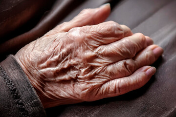 Mano di un anziana signora