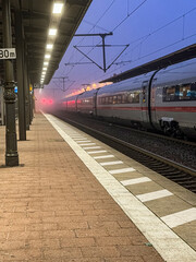 Bahnsteig im nebel