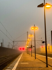 Bahnsteig im nebel
