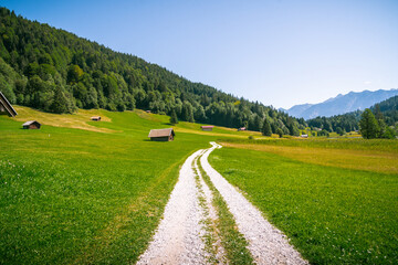 Schöne Berg Straße in Deutschland Alpen. Panorama Sicht auf Feld, Gebirge und Wiese. Kirche Idylle wandern durch Wald und Natur. 