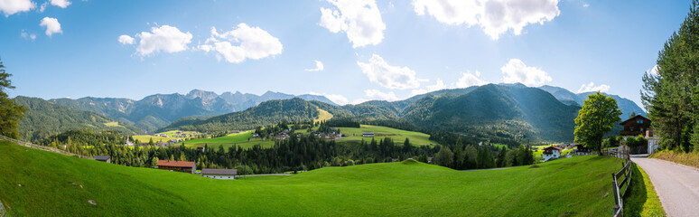 Schöne Berg Straße in Deutschland Alpen. Panorama Sicht auf Feld, Gebirge und Wiese. Kirche Idylle wandern durch Wald und Natur. 