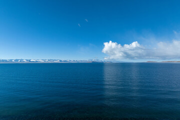 Obraz premium Landscape of beautiful lake in tibet